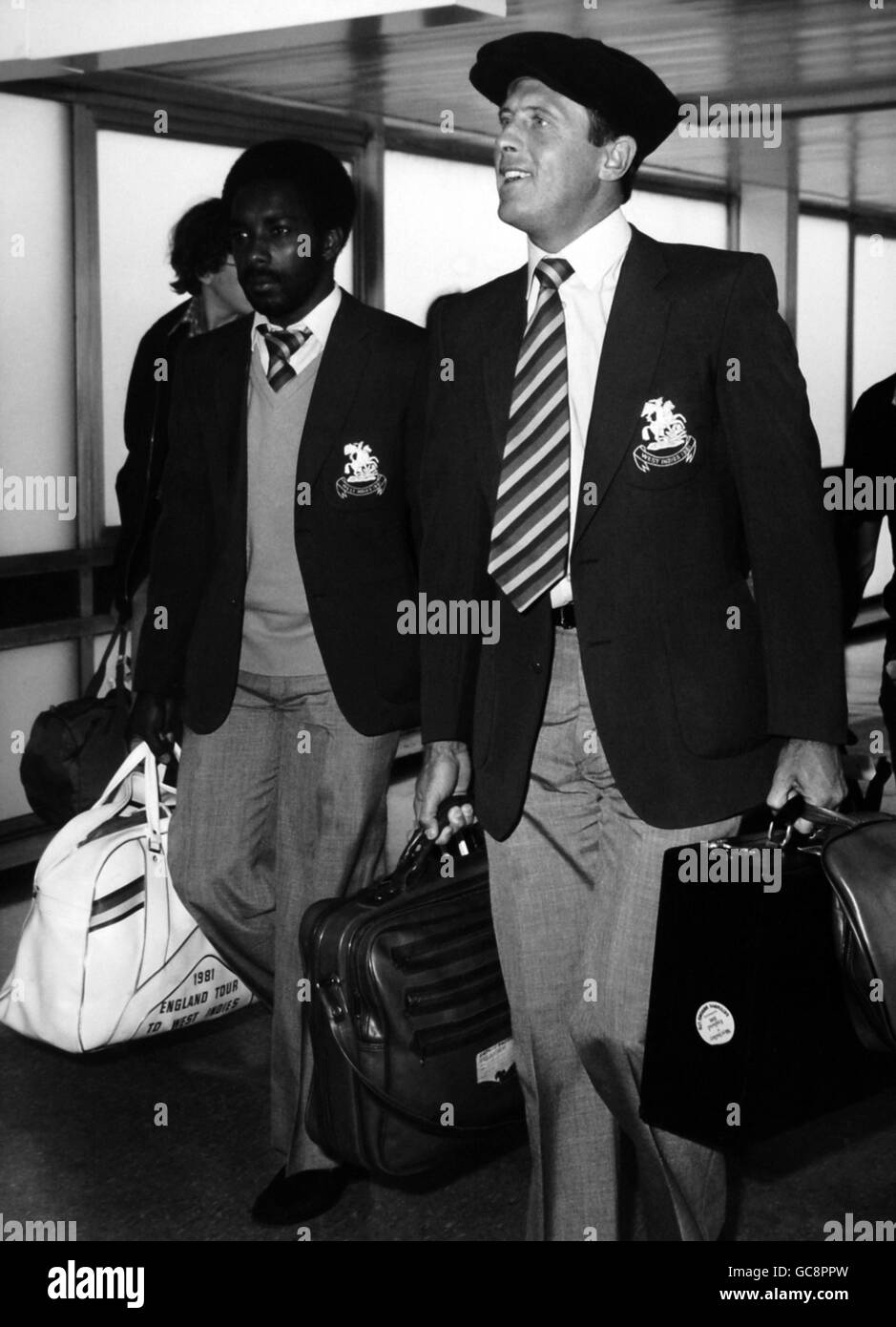Le joueur de cricket anglais Geoff boycott, portant un grand modèle de style indien occidental, arrive avec son collègue de cricket anglais Roland Butcher à l'aéroport de Londres Heathrow après le West Indies Tour Banque D'Images