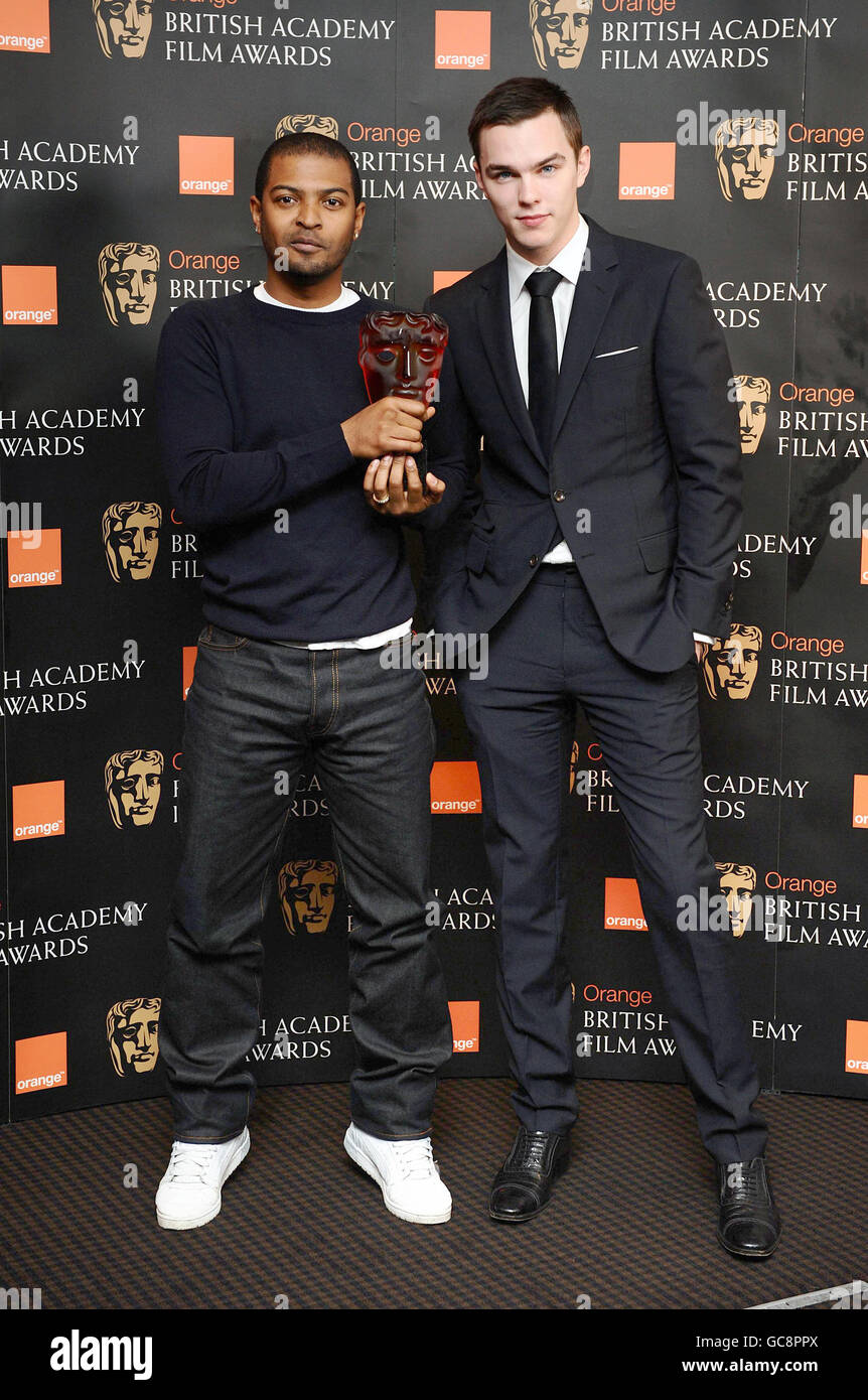 Noel Clarke (à gauche) présente Nicholas Hoult comme candidat au Orange Rising Star Award au BAFTA à Londres. Banque D'Images