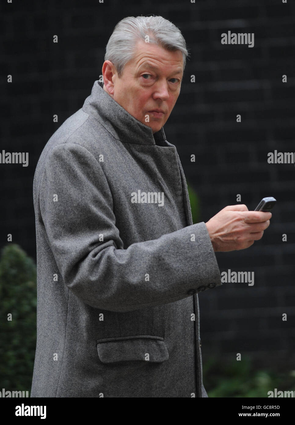 Le ministre de l'intérieur Alan Johnson quitte une réunion du cabinet à Downing Street, Londres. Banque D'Images