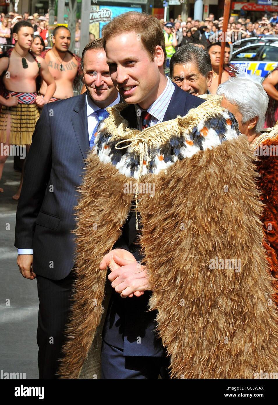 Le Prince William porte un cap maori traditionnel après son arrivée pour  ouvrir le nouvel édifice de la Cour suprême à Wellington, en  Nouvelle-Zélande Photo Stock - Alamy