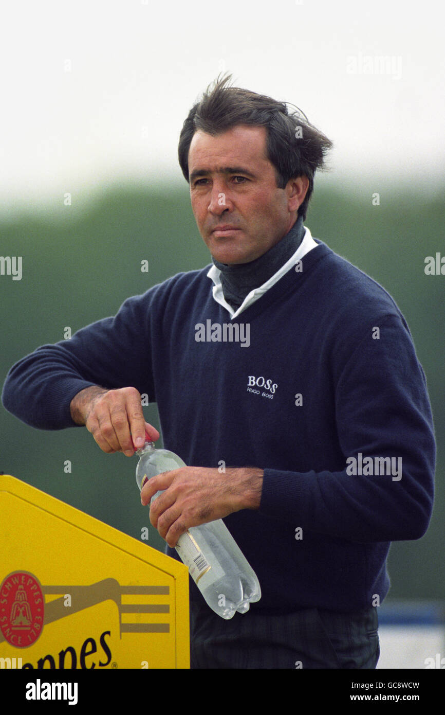 LE SEVE BALLESTEROS D'ESPAGNE S'ARRÊTE POUR SE RAFRAÎCHIR SUR LE 7ÈME TROU LORS DU CHAMPIONNAT EUROPÉEN DE GOLF OUVERT DE 1993 GA PRO-AM AU CLUB DE GOLF DE EAST SUSSEX AUJOURD'HUI. Banque D'Images