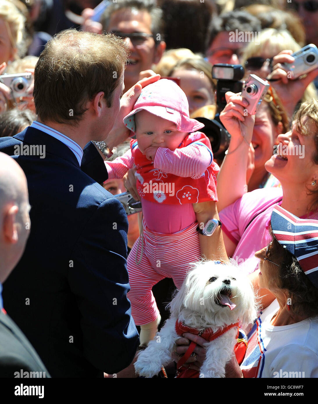 Le Prince William patte un bébé sur la tête lors d'une promenade, après avoir ouvert le nouvel édifice de la Cour suprême à Wellington, en Nouvelle-Zélande. Banque D'Images