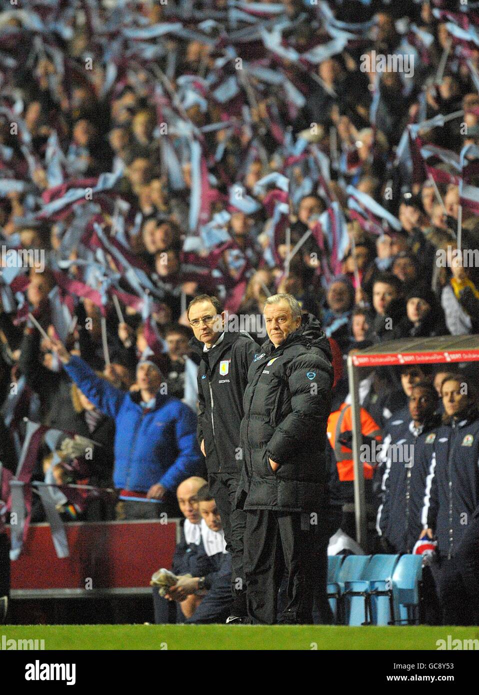 Football - Carling Cup - demi finale - deuxième étape - Aston Villa v Blackburn Rovers - Villa Park.Martin O'Neill, directeur de la Villa Aston (à gauche), et John Robertson, son assistant sur la ligne de contact Banque D'Images