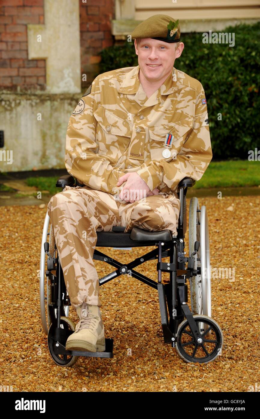 Le Soldat Dean Housley, qui a perdu une partie de sa jambe à une mine en bord de route, pose à l'extérieur de Sandringham House sur le domaine royal de Norfolk alors que le Prince de Galles présente des médailles de campagne au 2e Bataillon, le Mercian Regiment pour service en Afghanistan. Banque D'Images