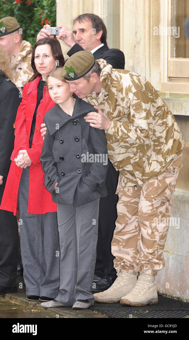 Major Stewart Hill, 38 ans, de Nottingham, avec sa fille Olivia et sa femme Melissa, 37 ans, à l'extérieur de la Maison Sandringham sur le domaine royal de Norfolk, alors que le Prince de Galles présente des médailles de campagne au 2e Bataillon, The Mercian Regiment pour service en Afghanistan. Banque D'Images