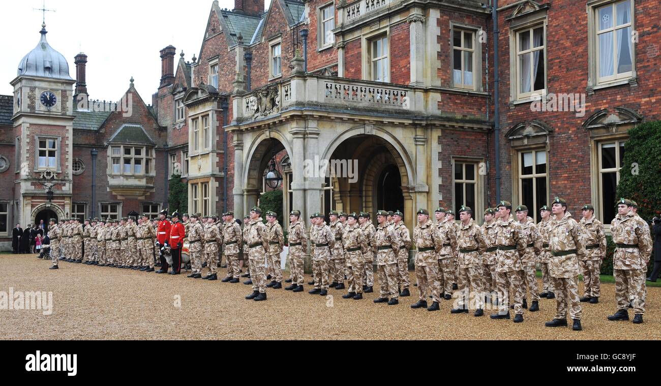 Le Prince de Galles remet des médailles de campagne au 2e Bataillon, The Mercian Regiment pour service en Afghanistan, à l'extérieur de la Maison Sandringham, sur le domaine royal de Norfolk. Banque D'Images