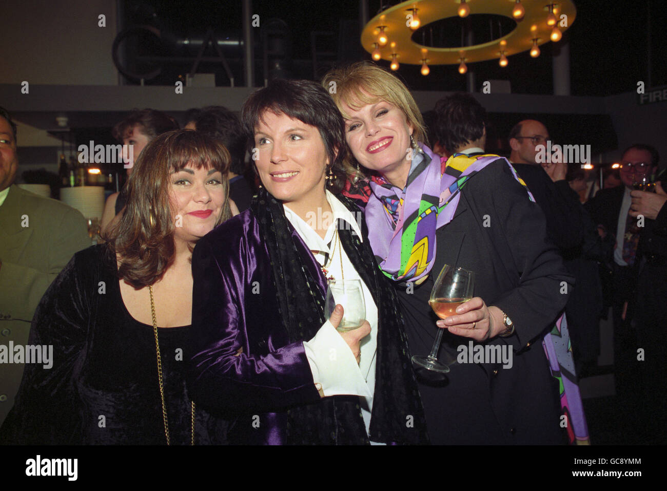 COMIC DUO DAWN FRENCH ET JENNIFER SAUNDERS, LORS D'UNE FÊTE APRÈS LA SOIRÉE D'OUVERTURE DE LEUR NOUVEAU SPECTACLE « ME ET MAMIE O'ROURKE ». AVEC EUX EST JOANNA LUMLEY QUI APPARAÎT AVEC JENNIFER DANS LA SÉRIE À SUCCÈS DE LA BBC 'ABSOLUMENT FABULEUX'. Banque D'Images