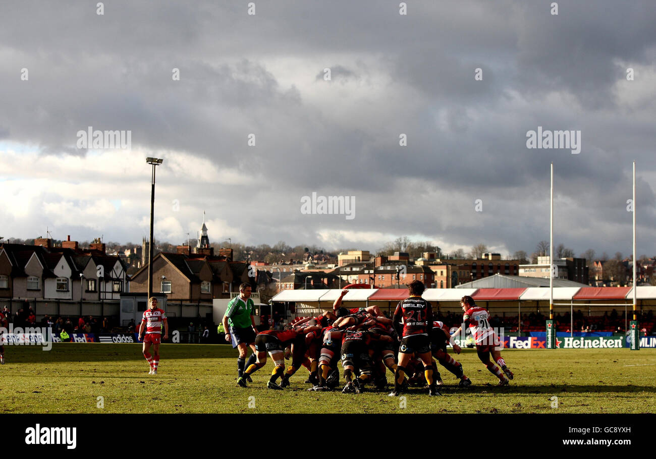 Newport Ggone Dragons et Gloucester disputent une mêlée lors du match de la coupe Heineken à Rodney Parade, Newport, pays de Galles. Banque D'Images