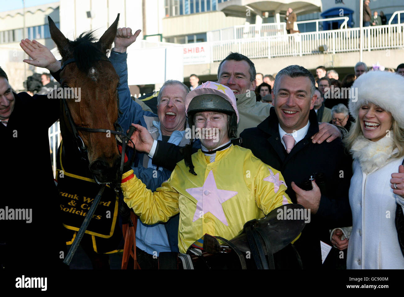 Un Cathaoir Mor et un jockey David Casey (au centre) avec le propriétaire Owen Byrne célèbrent la victoire des avocats Frank Ward Arkle Perpetual Challenge Cup novice Chase lors de la réunion de l'équipe de la championne irlandaise Toshiba à l'hippodrome de Leopardstown, Dublin, Irlande. Banque D'Images