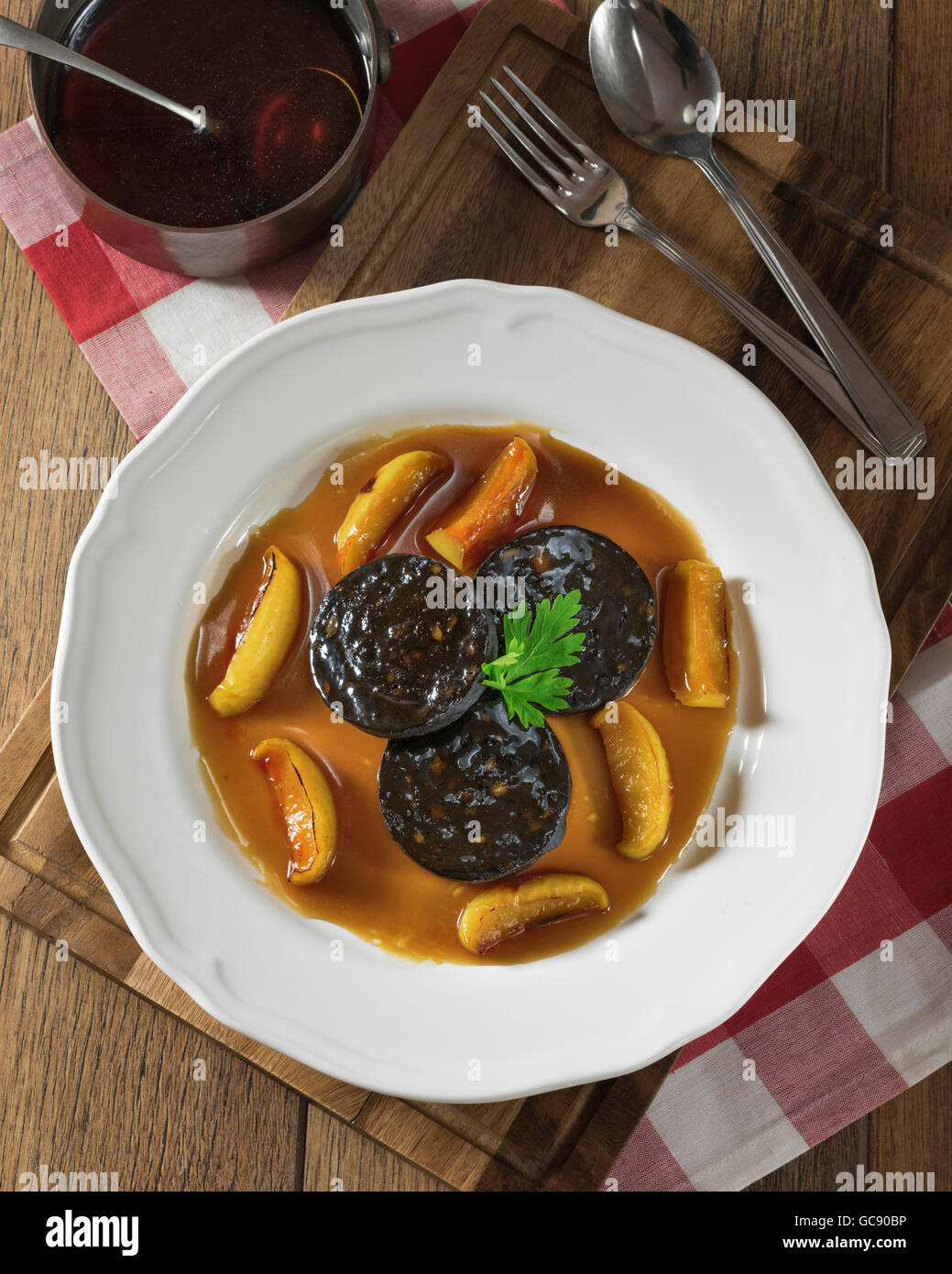 Boudin noir avec Apple. Populaire en Belgique et Royaume-Uni Banque D'Images