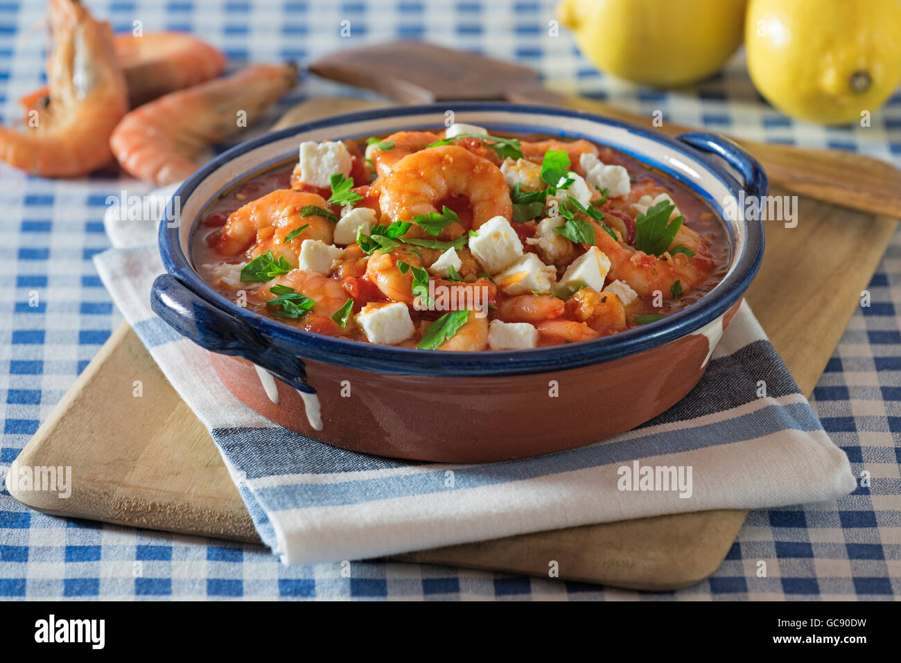 Crevettes roses saganaki. Plat de fruits de mer grecque. L'alimentation de la Grèce Banque D'Images