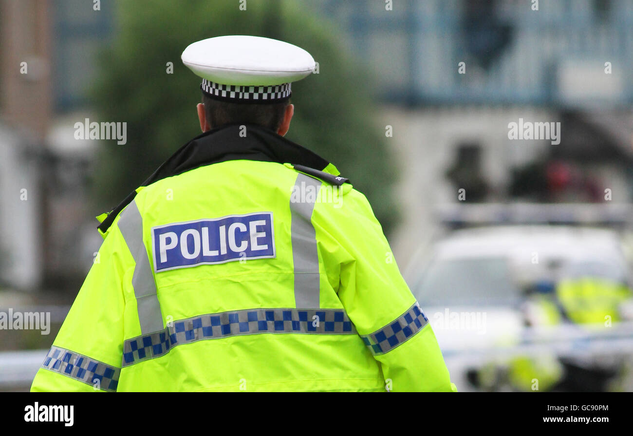 Un agent de police des routes britanniques appartenant à Hampshire Constabulary sur les lieux d'un accident de la route de porter son uniforme Banque D'Images