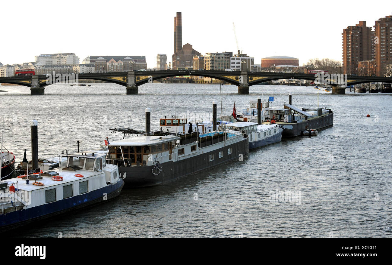 Luxury houseboat, Ocean (centre) amarré sur la Tamise, près de Albert Bridge, Londres qui est mis en vente à 1 million et est commercialisé par les agents immobiliers Foxtons. Banque D'Images