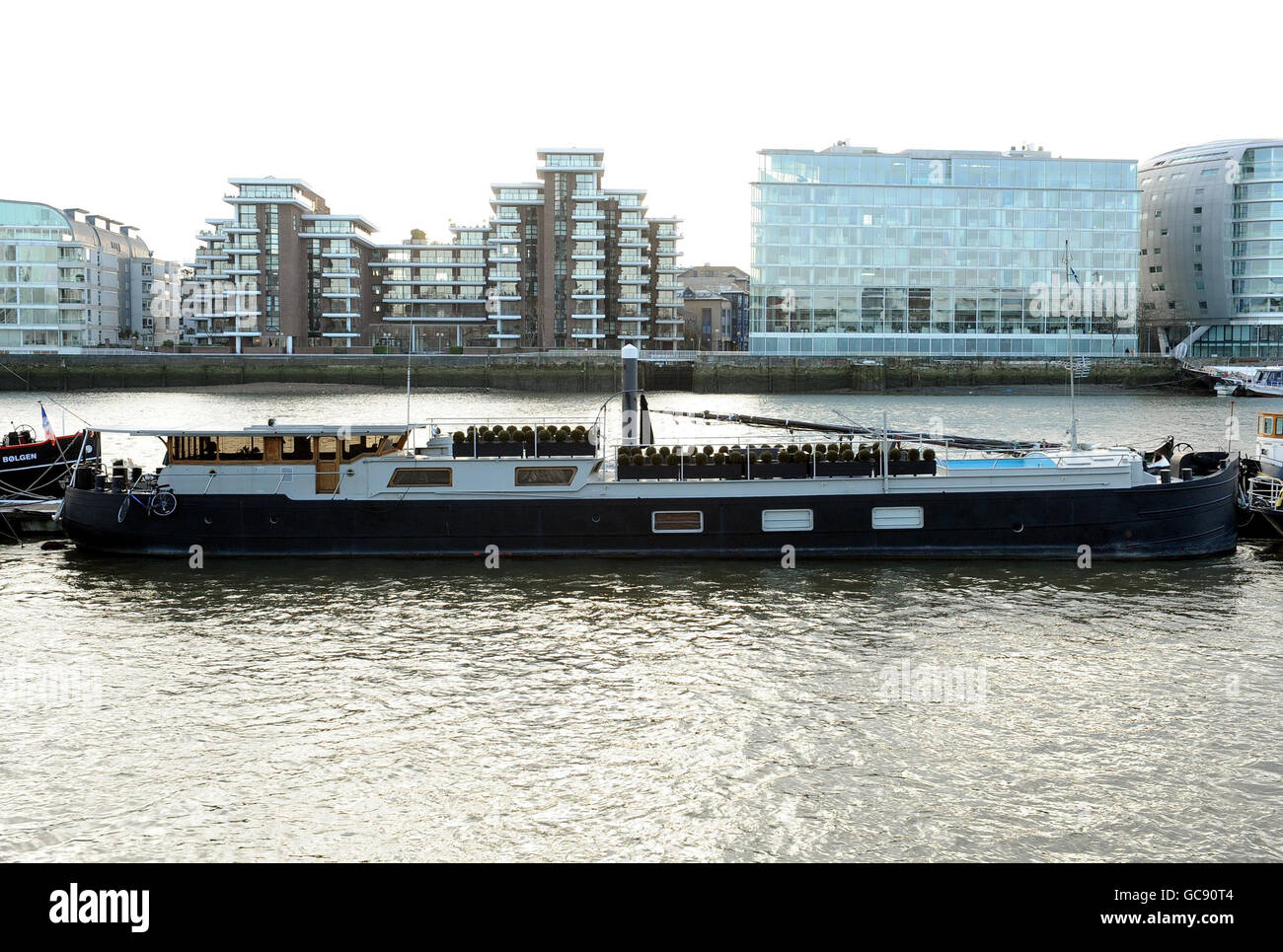 Luxury houseboat, Ocean, amarré sur la Tamise, près de Albert Bridge, Londres qui est mis en vente à 1 million et est commercialisé par les agents immobiliers Foxtons. Banque D'Images