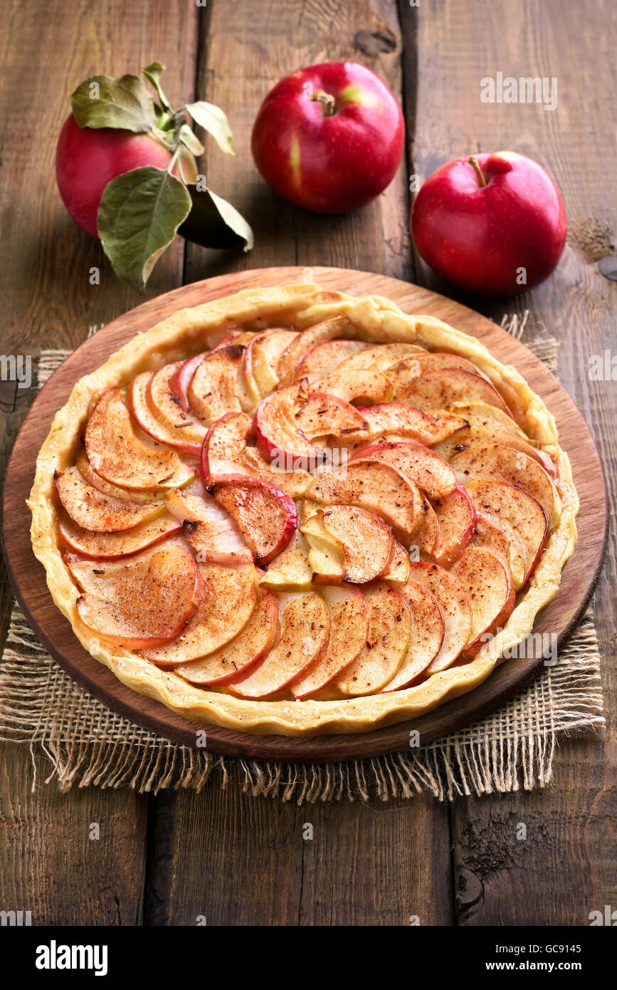 La cuisson des fruits, tarte aux pommes sur la table en bois Banque D'Images