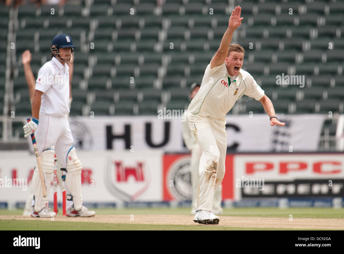 Morne Morkel, en Afrique du Sud, a lancé avec succès un appel pour le cricket de Alastair Cook, en Angleterre, lors du quatrième test au Wanderers Stadium, Johannesburg. Banque D'Images