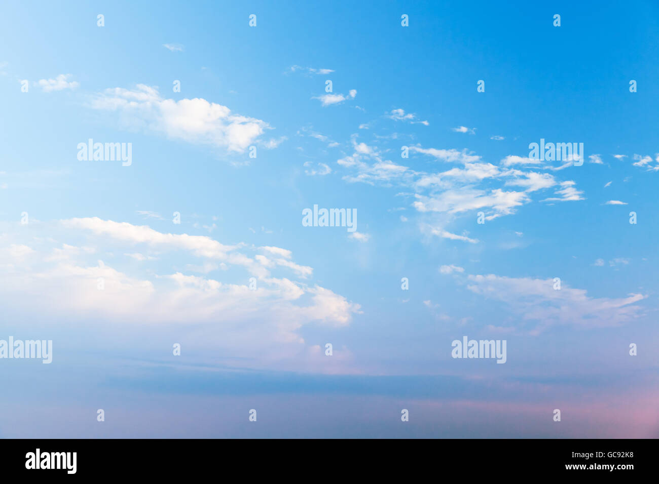 Les nuages blancs dans le ciel de couleurs vives, d'arrière-plan photo naturelle Banque D'Images