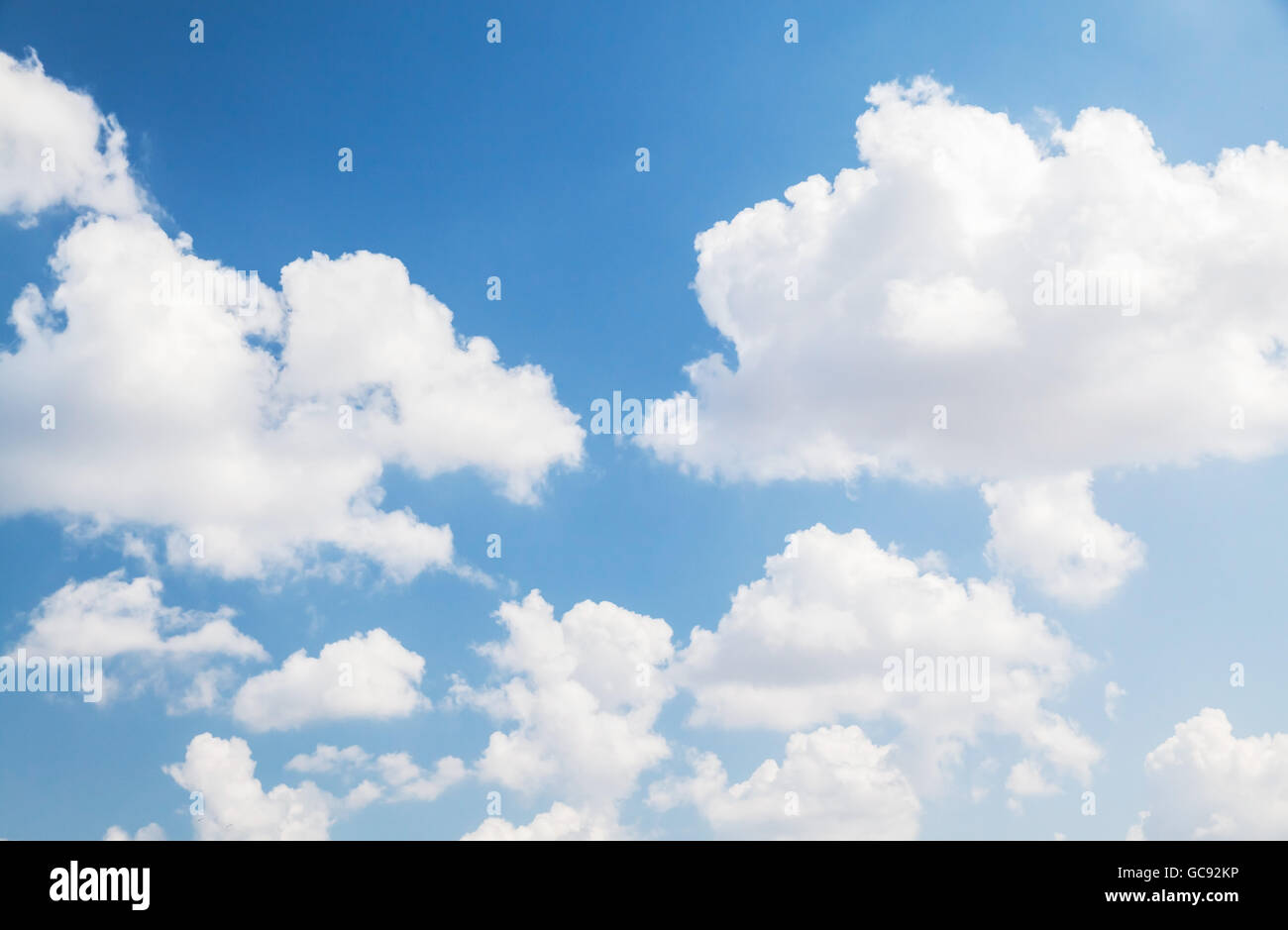 Les cumulus dans ciel bleu, l'arrière-plan photo naturelle Banque D'Images
