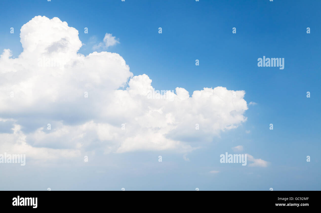Cumulus dans ciel bleu, l'arrière-plan photo naturelle Banque D'Images