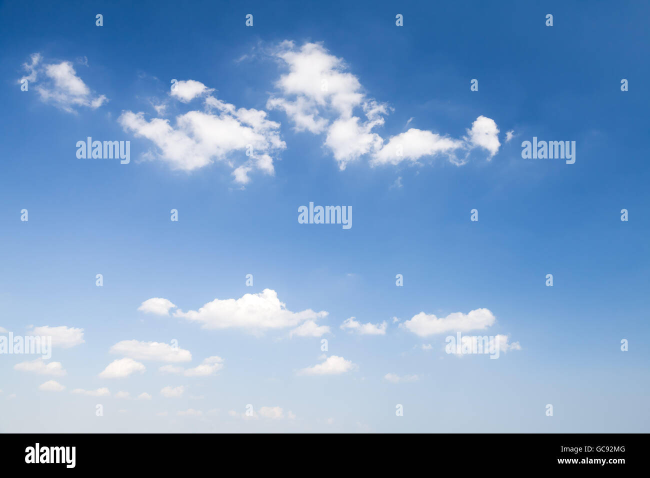 Les cumulus dans le ciel bleu, d'arrière-plan photo naturelle Banque D'Images