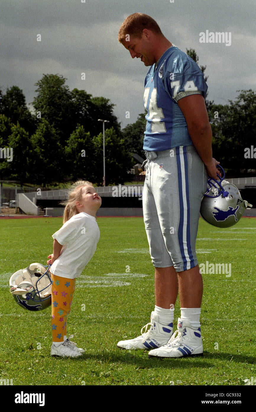 YASMIN BLANC, TROIS ANS, DE LONDRES, REGARDE LE 6'6 DETROIT LION MIKE COMPTON À LA SUITE D'UNE SÉANCE D'ENTRAÎNEMENT AU CRYSTAL PALACE NATIONAL SPORTS CENTER. LES LIONS PRENNENT LES DALLAS COWBOYS DANS LE BOL AMÉRICAIN DU STADE WEMBLEY. Banque D'Images