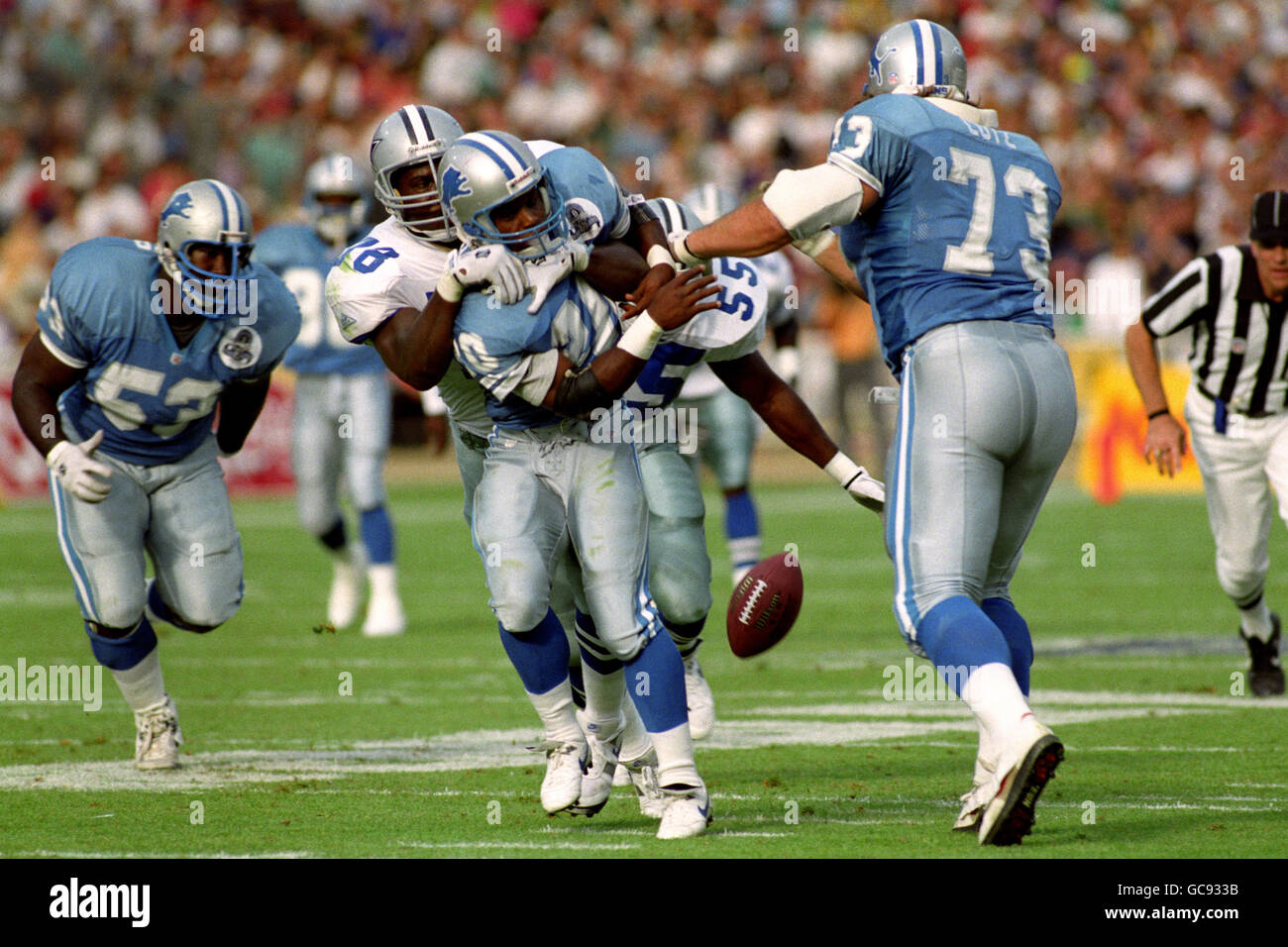 LES DETROIT LIONS EN ARRIÈRE, BARRY SANDERS (20) EST ATTAQUÉ EN POSSESSION PAR LEON LETT, COWBOY DE DALLAS, PENDANT LE BOL AMÉRICAIN DE WEMBLEY. Banque D'Images