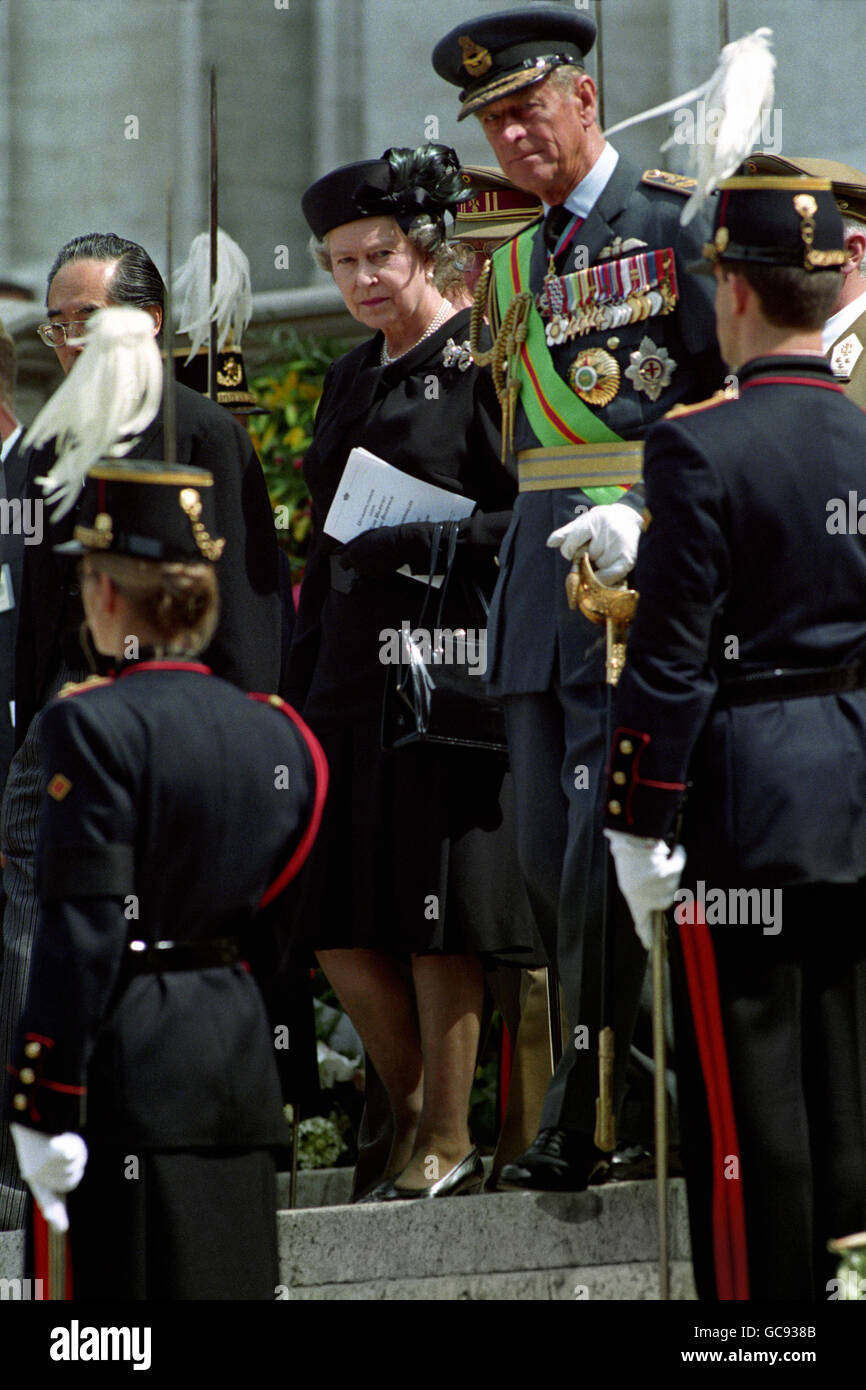 BRUXELLES: LA REINE ET LE DUC D'ÉDIMBOURG QUITTENT LA CATHÉDRALE SAINT-MICHEL APRÈS AVOIR ASSISTÉ AUX FUNÉRAILLES DU ROI BAUDOUIN DES BELGES. C'EST LA PREMIÈRE FOIS QUE LA REINE VOYAGE À L'ÉTRANGER POUR ASSISTER AUX FUNÉRAILLES D'UN CHEF D'ÉTAT. Banque D'Images