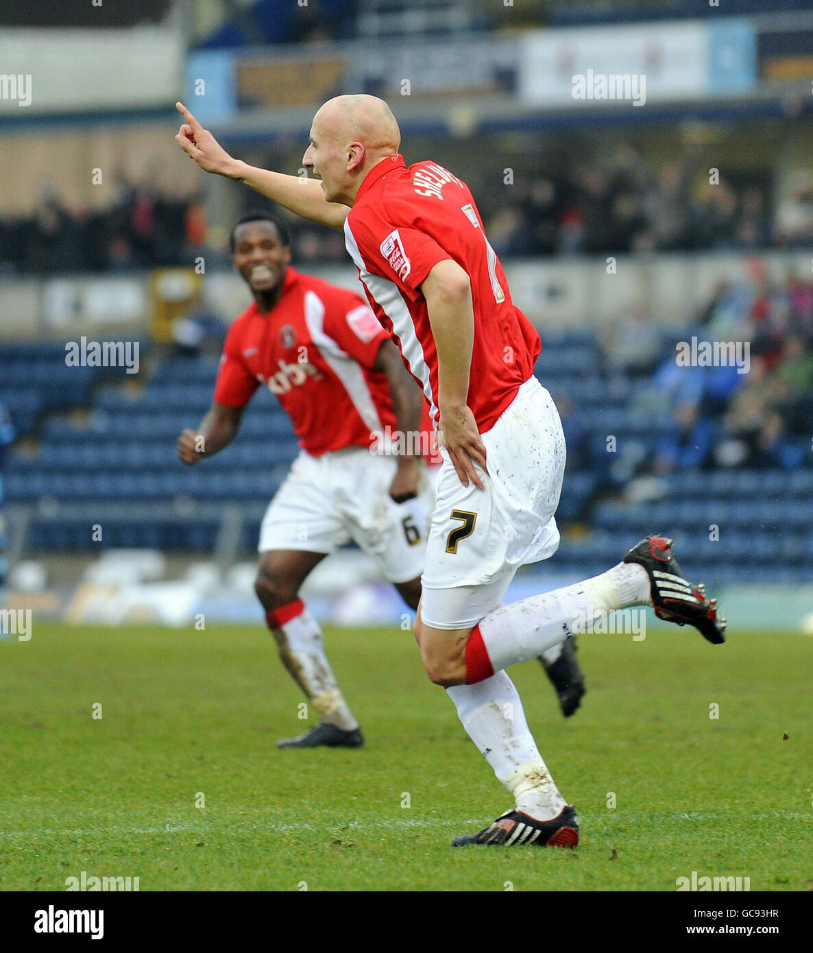 Jonjo Shelvey, de Charlton Athletic, célèbre son but d'ouverture lors du match de la Coca-Cola football League One à Adams Park, High Wycombe. Banque D'Images