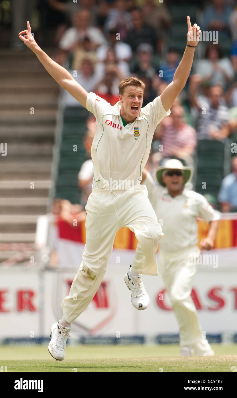 Morne Morkel, en Afrique du Sud, a lancé avec succès un appel pour le cricket de Stuart Broad, en Angleterre, lors du quatrième Test au stade Wanderers, à Johannesburg, en Afrique du Sud. Banque D'Images