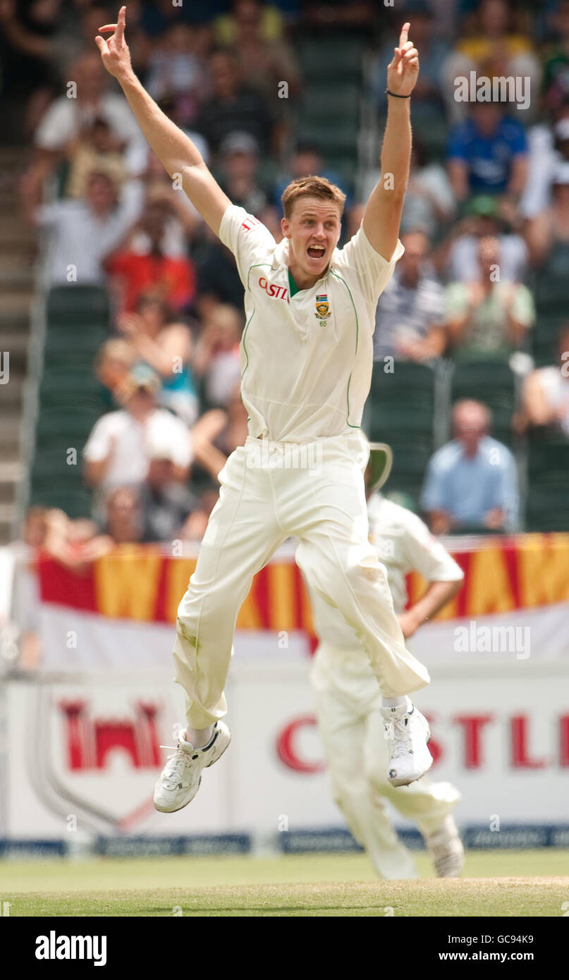 Morne Morkel, en Afrique du Sud, a lancé avec succès un appel pour le cricket de Stuart Broad, en Angleterre, lors du quatrième Test au stade Wanderers, à Johannesburg, en Afrique du Sud. Banque D'Images