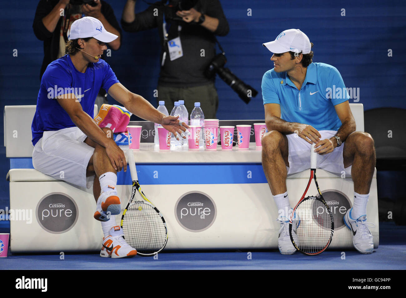 Rafael Nadal et Roger Federer s'attchat lors d'une collecte de fonds "Hit for Haiti" organisée par Roger Federer pour soutenir les victimes du tremblement de terre en Haïti. Banque D'Images