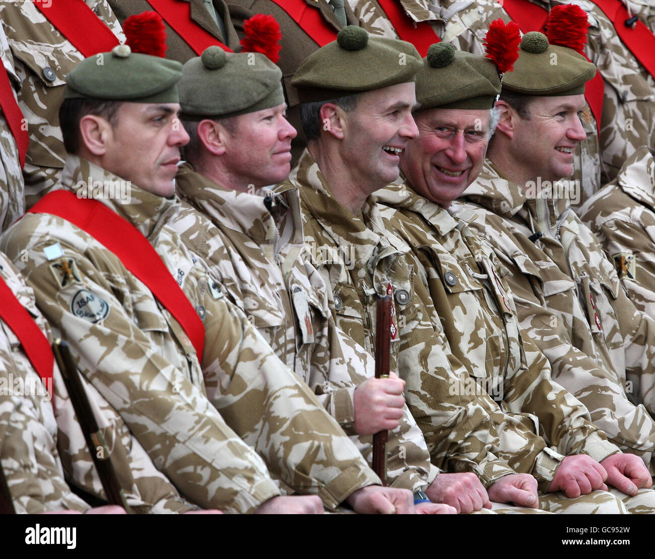 Le Prince de Galles (deuxième à droite) avec des officiers lors d'une photo de groupe, après avoir remis des médailles de campagne aux membres de la Black Watch qui sont récemment revenus d'Afghanistan, à fort George près d'Inverness. Banque D'Images