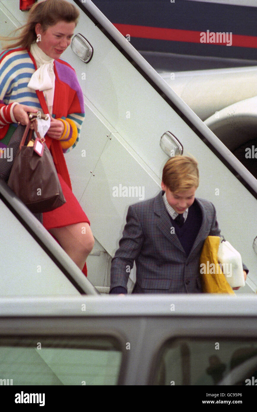 LE PRINCE WILLIAM ARRIVE À HEATHROW D'ABERDEEN ACCOMPAGNÉ DE SA NOUNOU, TIGGY LEGGE-BOURKE. Banque D'Images