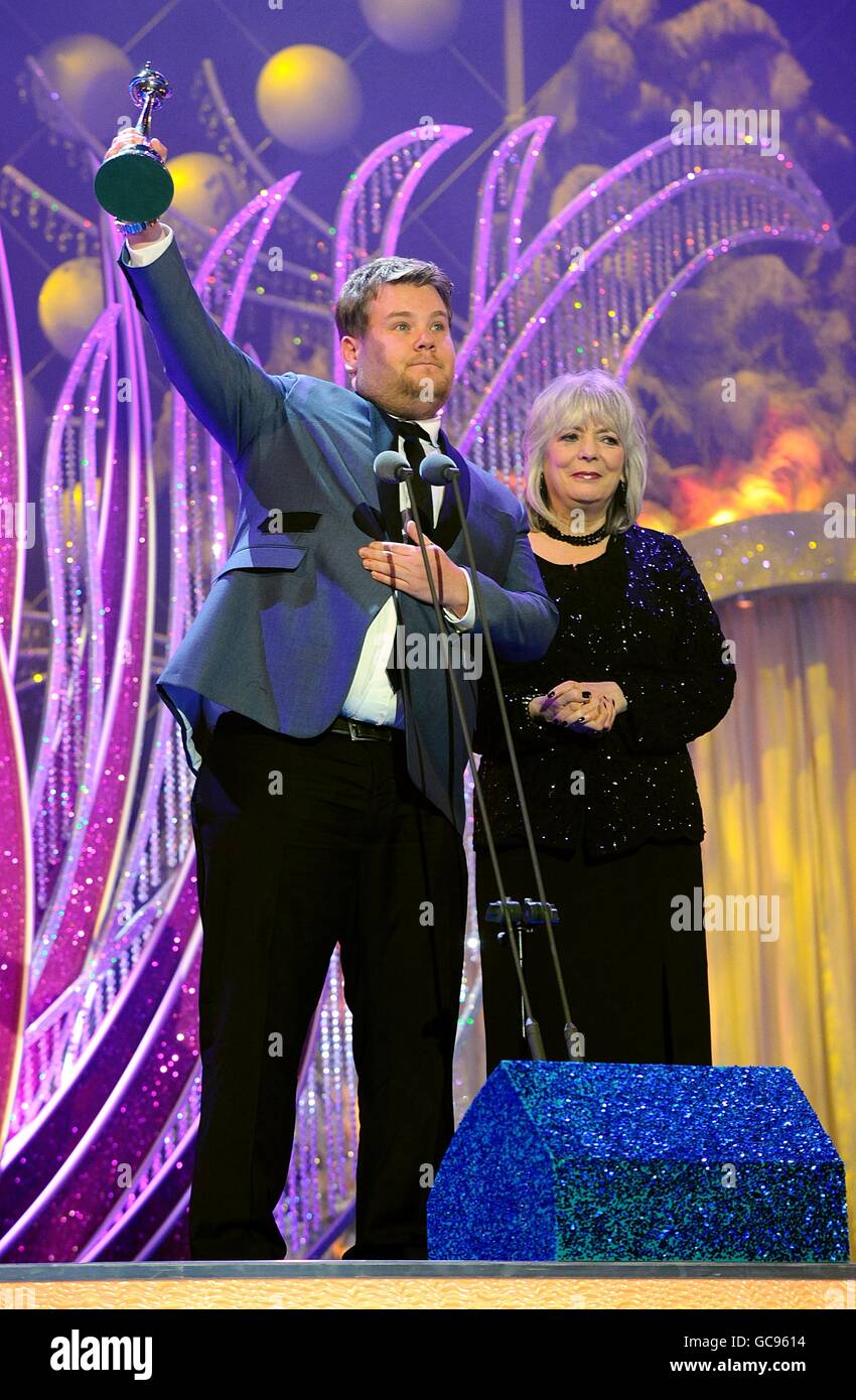 James Corden et Alison Steadman collectent le prix Comedy reçu pour Gavin et Stacey lors des National Television Awards 2010, à l'Arena 02, Londres. Banque D'Images
