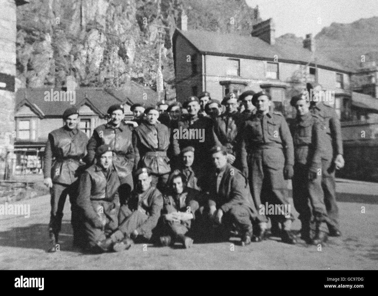 Charles Leslie Trevor (avant gauche, agenouillé), avec des membres de la troupe du commando spécialisé X, qui a aidé à prendre le pont Pegasus en Normandie il y a 50 ans. Banque D'Images
