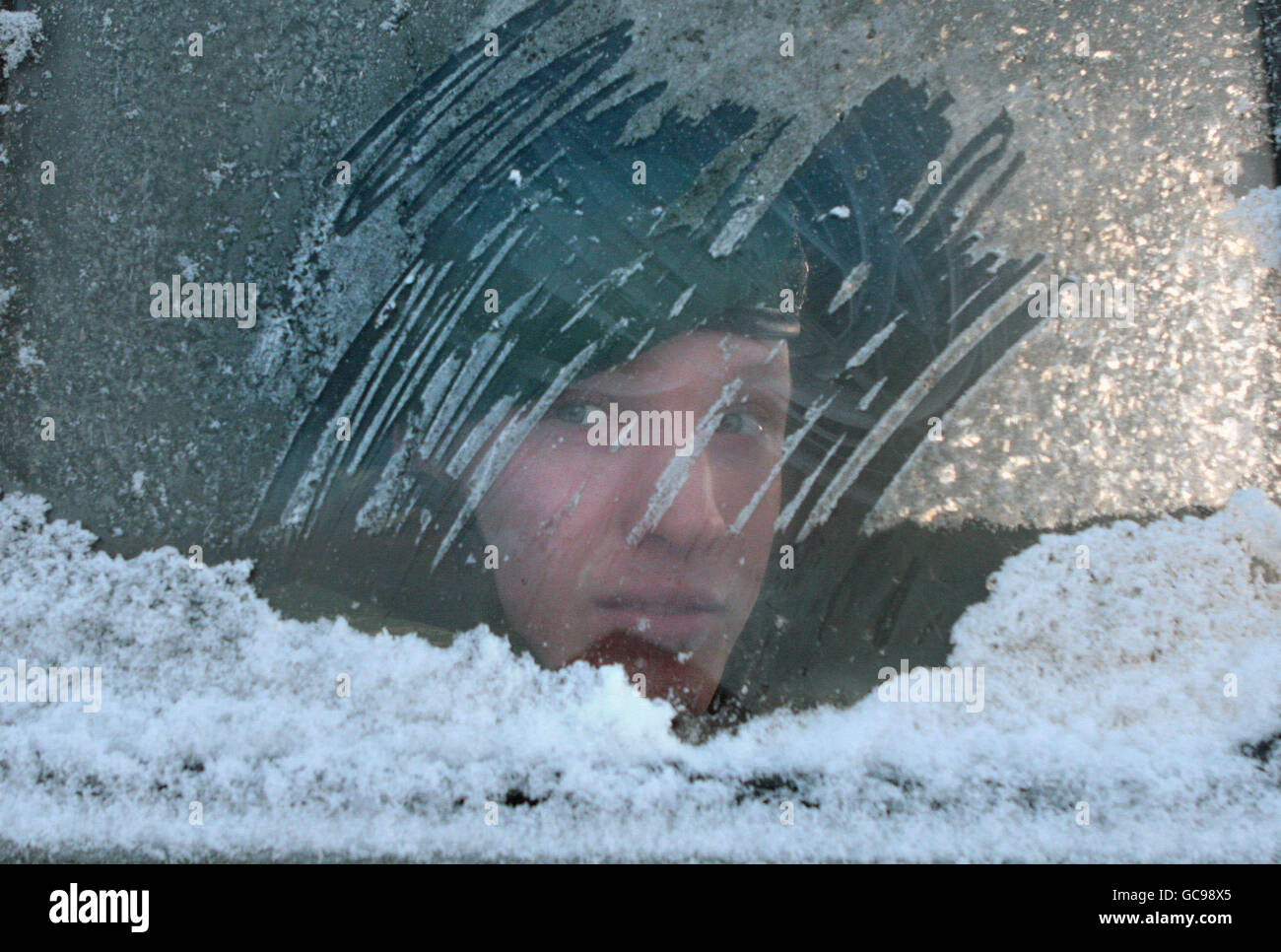 Marine Nicholas Gibbons du 45 Commando au cours d'un exercice d'entraînement de guerre d'hiver de dix semaines dans les conditions de froid extrême dans le cercle arctique à Innset, en Norvège.Marine Gibbons, 19 ans, de Sheffield, a perdu sa jambe inférieure lorsqu'il a été pris dans une explosion lors d'une patrouille de nuit de routine dans la province d'Helmand en novembre 2008. Banque D'Images