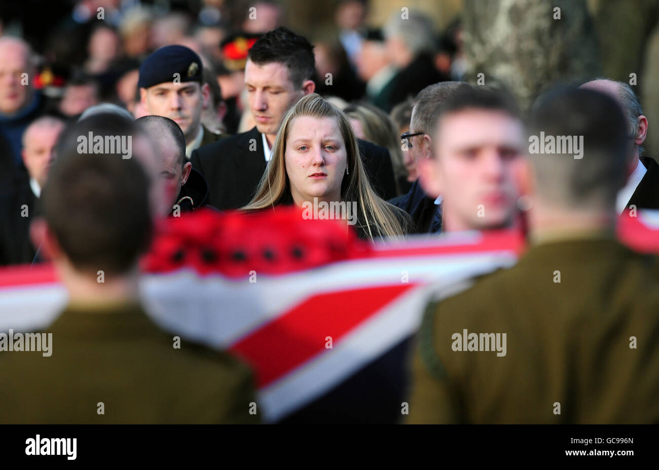 Lorna Roney (au centre), épouse du caporal Christopher Roney, 23 ans, lors de ses funérailles à l'église Sainte-Trinité de Southwick, Sunderland. Le soldat du 3e Bataillon, The Rifles, est décédé le 22 décembre de blessures subies la veille à Sangin, dans le nord de la Helmand, en Afghanistan. Banque D'Images