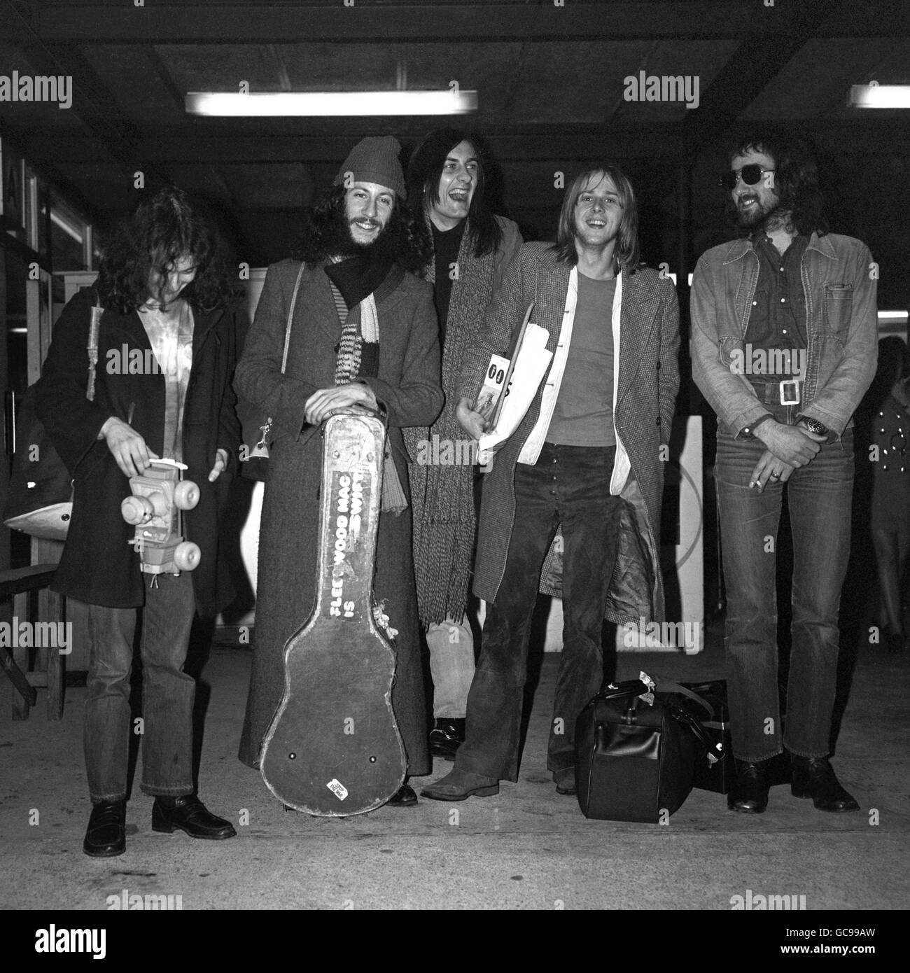 Band on the Move, Londres, 1970. Groupe de rock Fleetwood Mac à l'aéroport de Londres. Banque D'Images