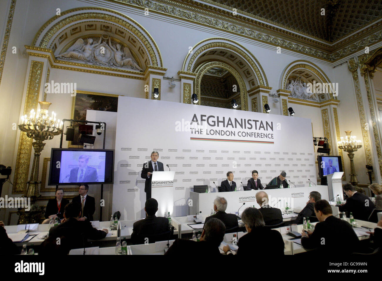 Le Premier ministre britannique Gordon Brown (à gauche) prononce un discours, comme le Secrétaire général de l'ONU Ban Ki-moon (2e à gauche), le ministre britannique des Affaires étrangères David Miliband (2e à droite) et le président afghan Hamid Karzaï (à droite) le regardent pendant la session d'ouverture de la Conférence sur l'Afghanistan à Londres. Banque D'Images
