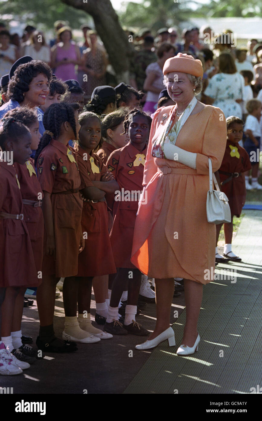 La reine Elizabeth II rencontre quelques frères Brownies lors de sa visite à Belize, Belize, dans les Caraïbes. Banque D'Images
