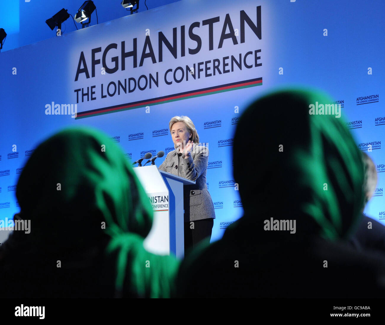 Le secrétaire d'État américain Hilary Clinton tient aujourd'hui une conférence de presse à la Conférence de Londres sur l'Afghanistan.Des politiciens de 70 pays se réunissent pour discuter de l'avenir politique et militaire de l'Afghanistan. Banque D'Images