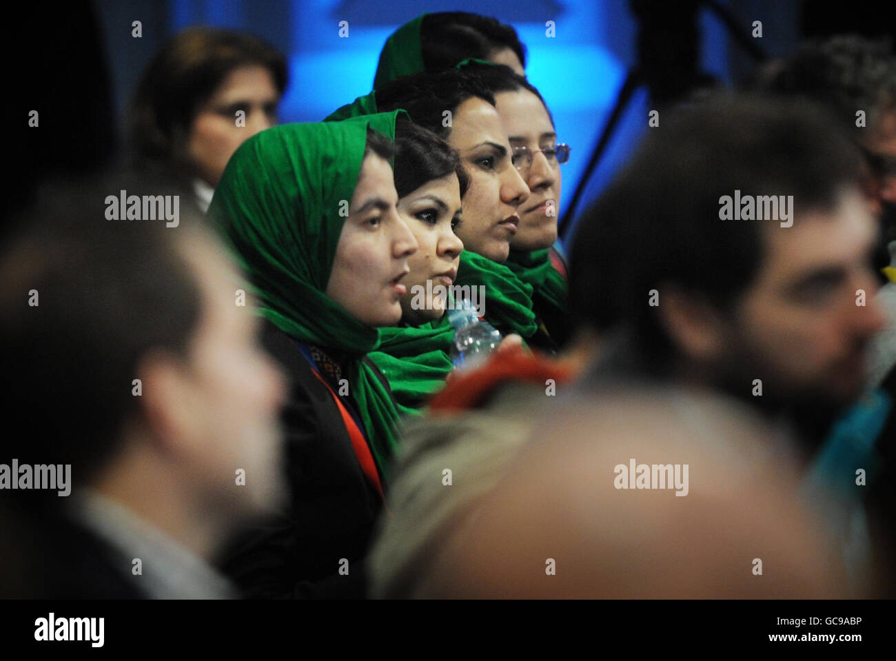 Les femmes afghanes assistent aujourd'hui à une conférence de presse organisée par le secrétaire d'État américain Hilary Clinton à la Conférence de Londres sur l'Afghanistan. Des politiciens de 70 pays se réunissent pour discuter de l'avenir politique et militaire de l'Afghanistan. Banque D'Images