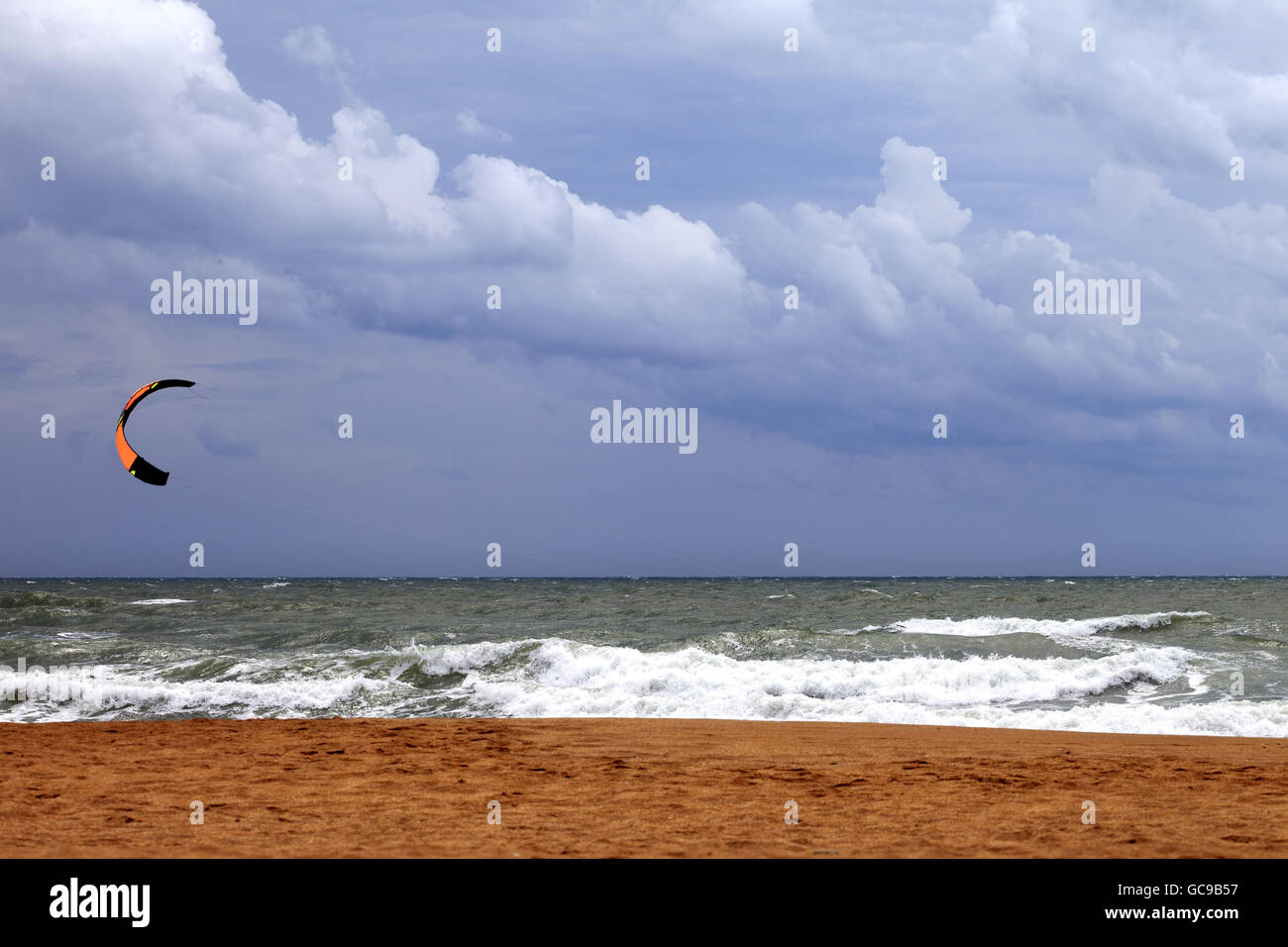 Aile de traction en mer et ciel nuageux avant la pluie Banque D'Images