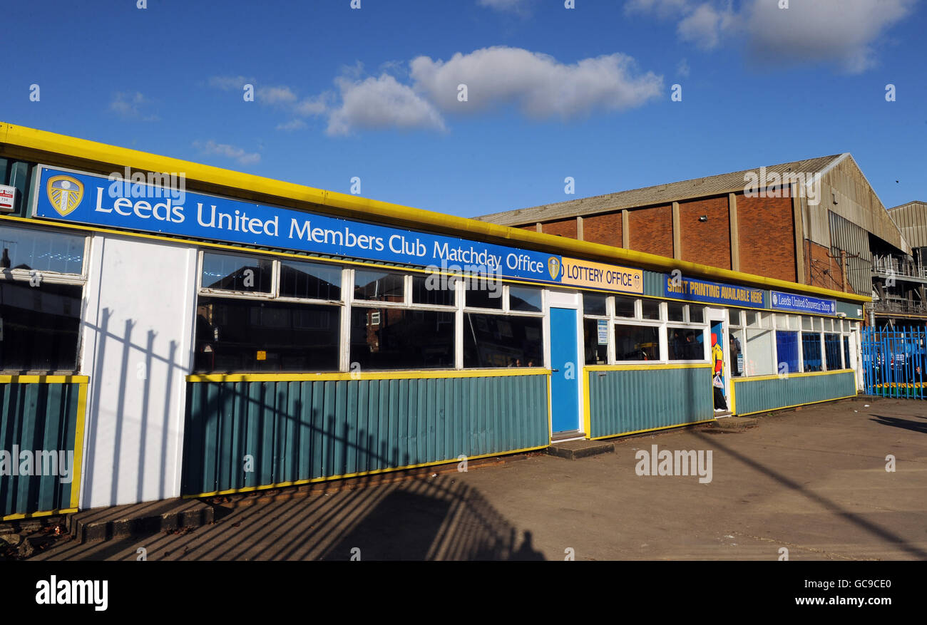 Vue générale de la boutique de souvenirs Leeds United et des membres Bureau du Club Matchday à l'extérieur d'Elland Road Banque D'Images