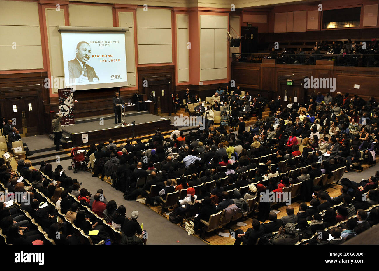 Le leader AMÉRICAIN des droits civiques, le révérend Al Sharpton, s'exprime lors d'un rassemblement pour l'opération Black vote à Friends House, dans le centre de Londres. Banque D'Images