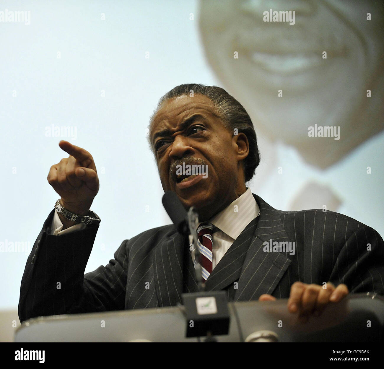 Le leader AMÉRICAIN des droits civiques, le révérend Al Sharpton, s'exprime lors d'un rassemblement pour l'opération Black vote à Friends House, dans le centre de Londres. Banque D'Images