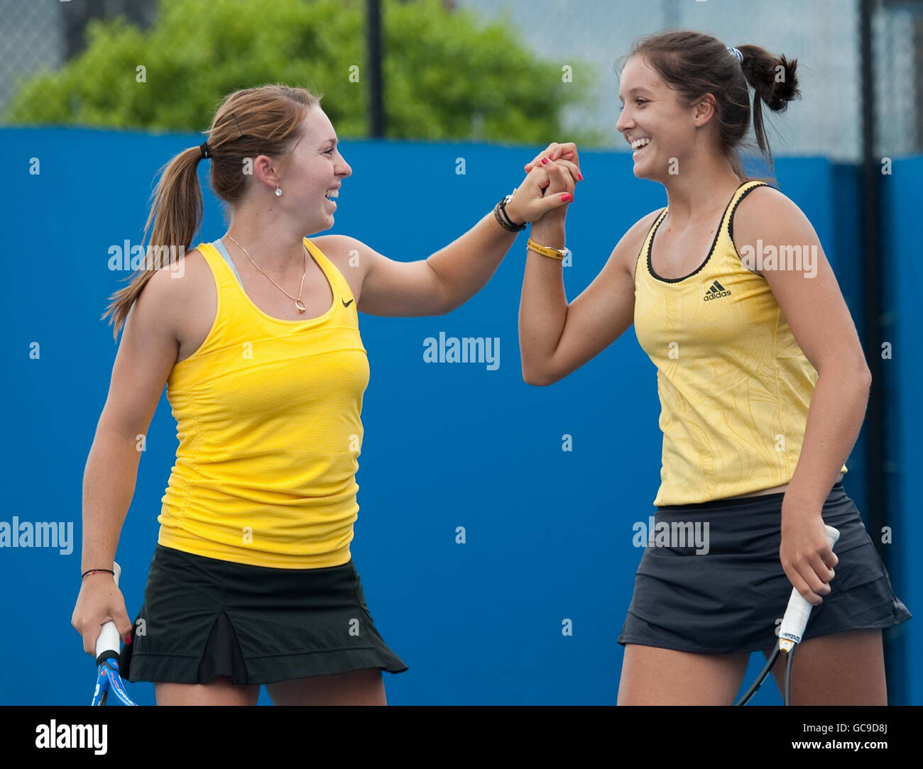 Laura Robson (à droite) célèbre avec deux partenaires Sally Peers lors de la cinquième journée de l'Open d'Australie 2010 à Melbourne Park, Melbourne, Australie. Banque D'Images