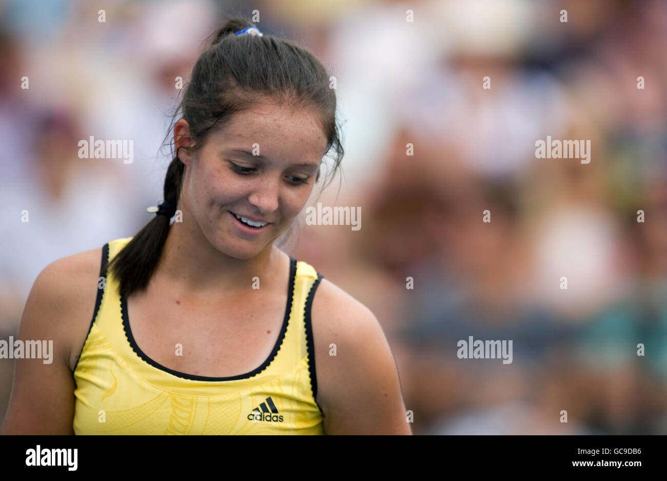 Laura Robson lors de son double match avec ses pairs Sally pendant la cinquième journée de l'Open d'Australie de 2010 à Melbourne Park, Melbourne, Australie. Banque D'Images