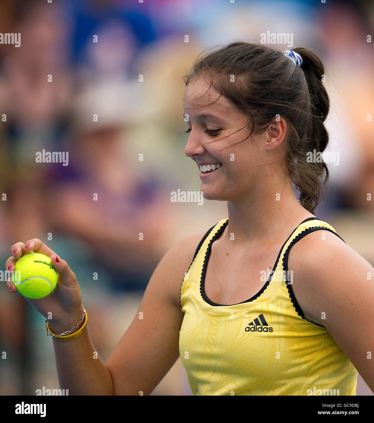 Laura Robson sourit lors de son double match avec Sally Peers au cours de la cinquième journée de l'Open d'Australie de 2010 à Melbourne Park, Melbourne, Australie. Banque D'Images