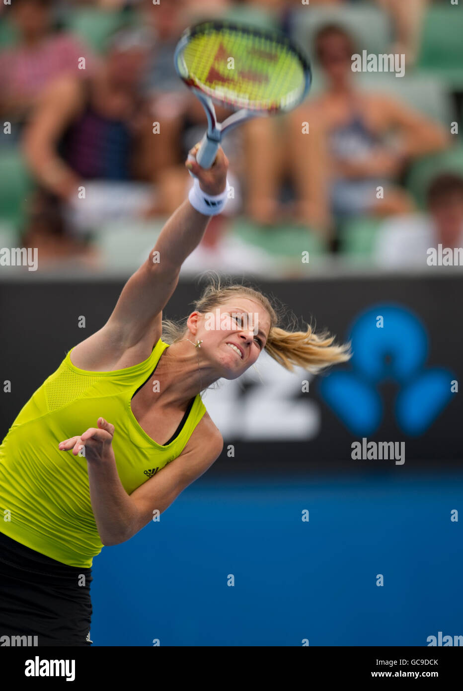 Tennis - Open d'Australie 2010 - 5e jour - Melbourne Park. Maria Kirilenko  en action contre Roberta Vinci Photo Stock - Alamy